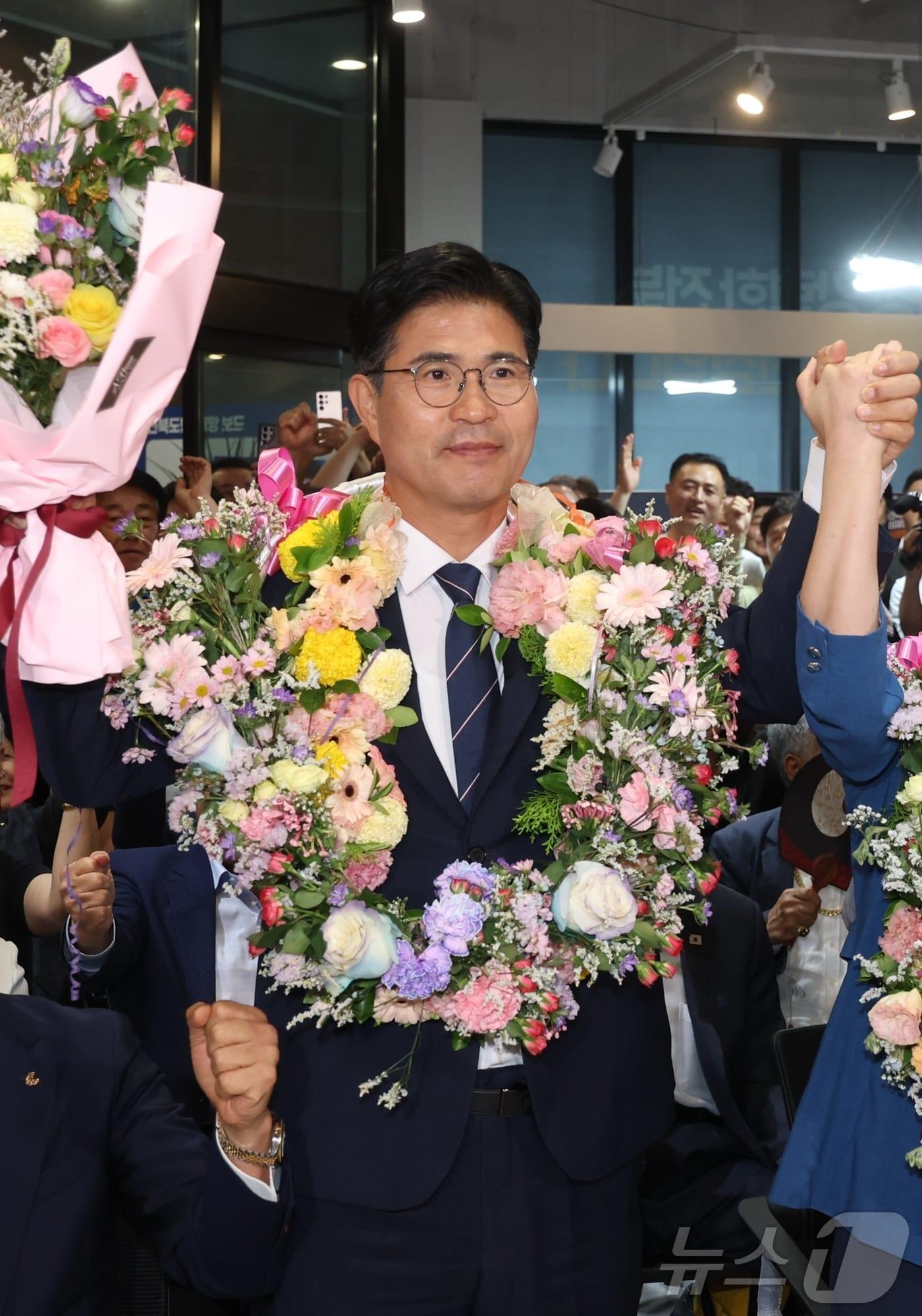 본문 이미지 - 이원택 더불어민주당 전북도지사 후보가 4일 전북 전주시 선거사무실에서 당선이 확실시되자 꽃목걸이를 목에 걸고 있다. 2026.6.4 ⓒ 뉴스1 유경석 기자