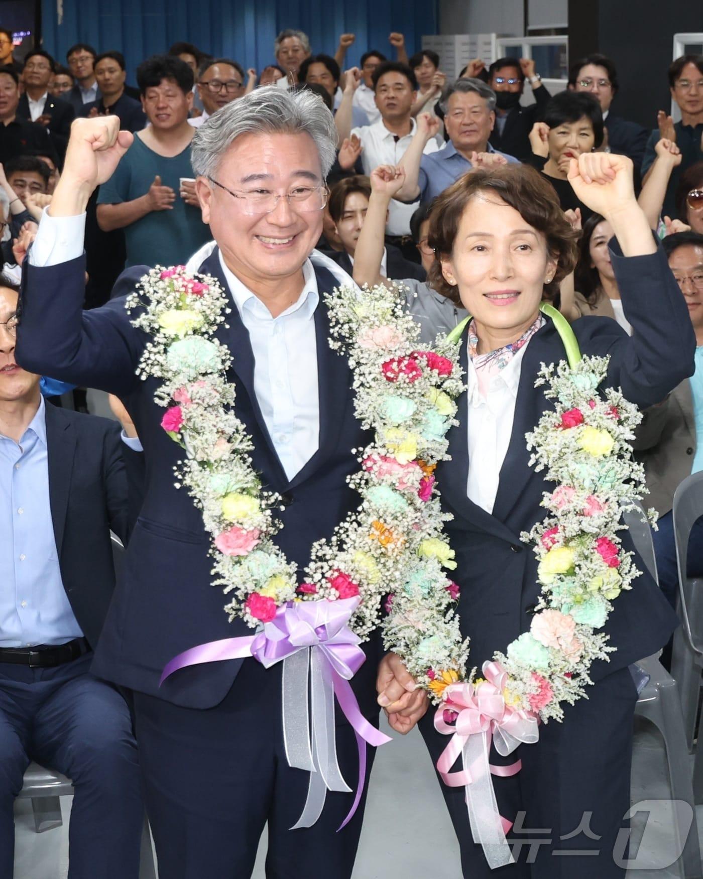 본문 이미지 - 천호성 전북교육감 후보(왼쪽)과 배우자 박은미 씨가 4일 전북 전주시 선거사무실에서 당선이 확실시되자 꽃목걸이를 목에 걸고 환호하고 있다. 2026.6.4 ⓒ 뉴스1 유경석 기자