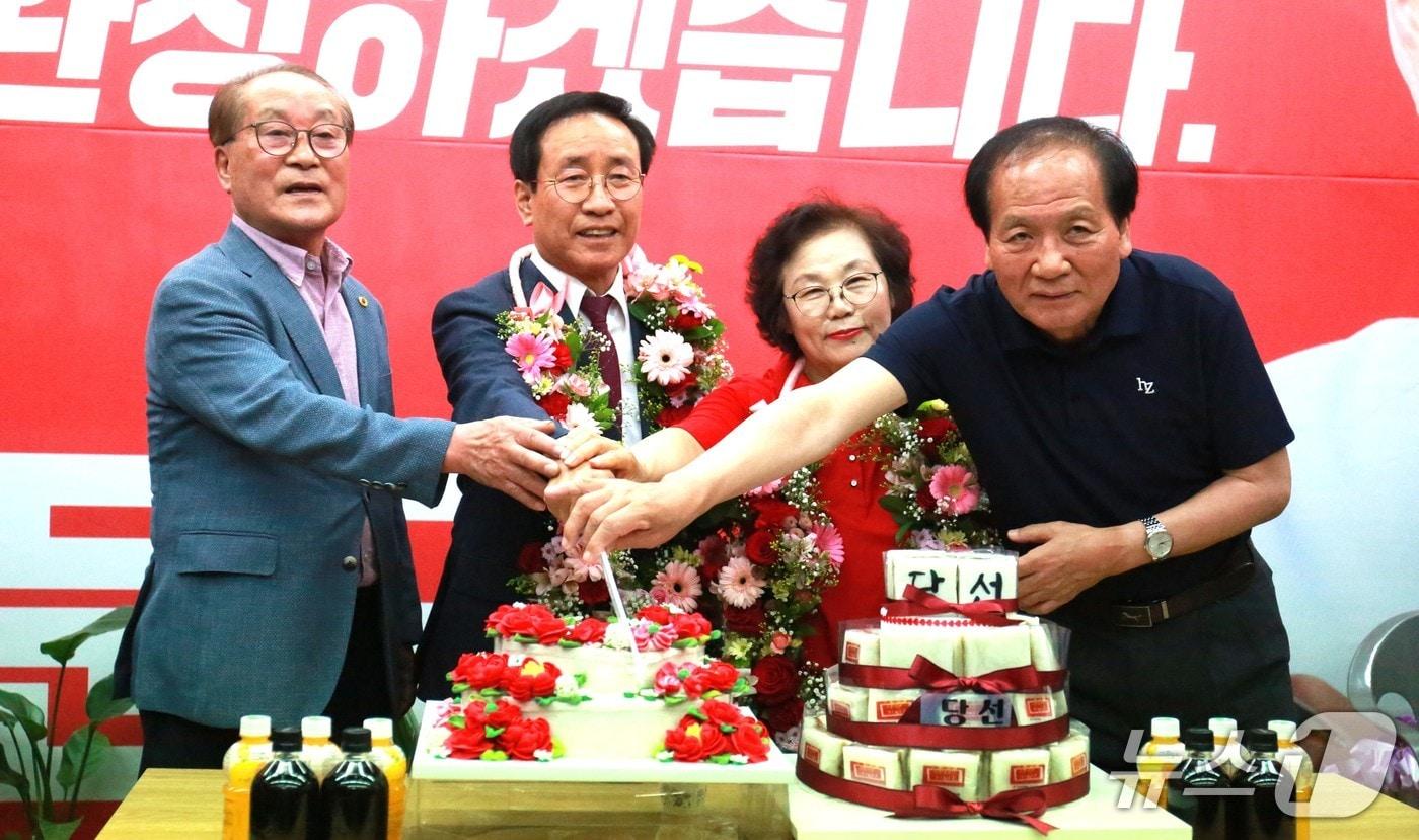 본문 이미지 - 국민의힘 김문근 단양군수 후보가 당선이 확정된 후, 축하 케이크를 자르고 있다.2026.6.3/뉴스1 