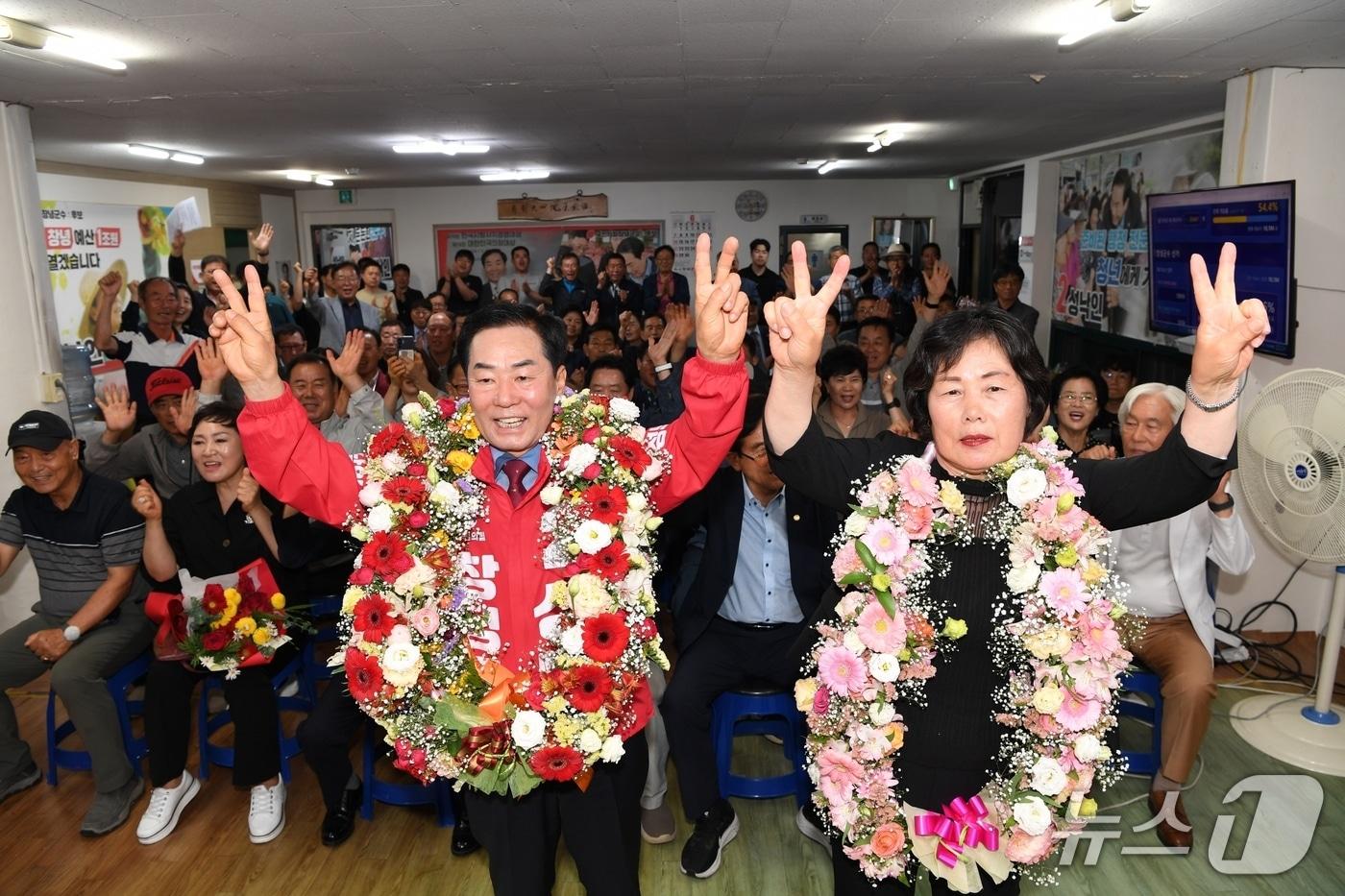 본문 이미지 - 성낙인 국민의힘 창녕군수 후보의 당선이 확실시 되자 성 후보 선거사무소에서 지지자들이 축하하고 있다.(성 후보 선대위 제공. 재판매 및 DB금지)
