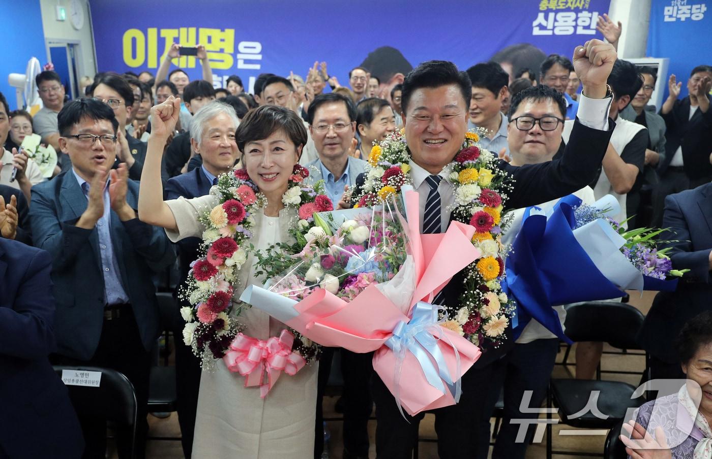 본문 이미지 - 더불어민주당 신용한 충북지사 후보와 배우자 이채영 씨가 3일 오후 충북 청주시 흥덕구 선거사무소에서 당선이 유력시되자 꽃목걸이를 걸고 세리머니를 하고 있다. 2026.6.3 ⓒ 뉴스1 김용빈 기자