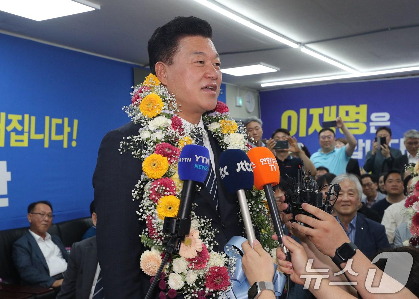 본문 이미지 - 더불어민주당 신용한 충북지사 후보가 3일 오후 충북 청주시 흥덕구 선거사무소에서 당선이 유력시되자 언론과 인터뷰를 하고 있다. 2026.6.3 ⓒ 뉴스1 김용빈 기자