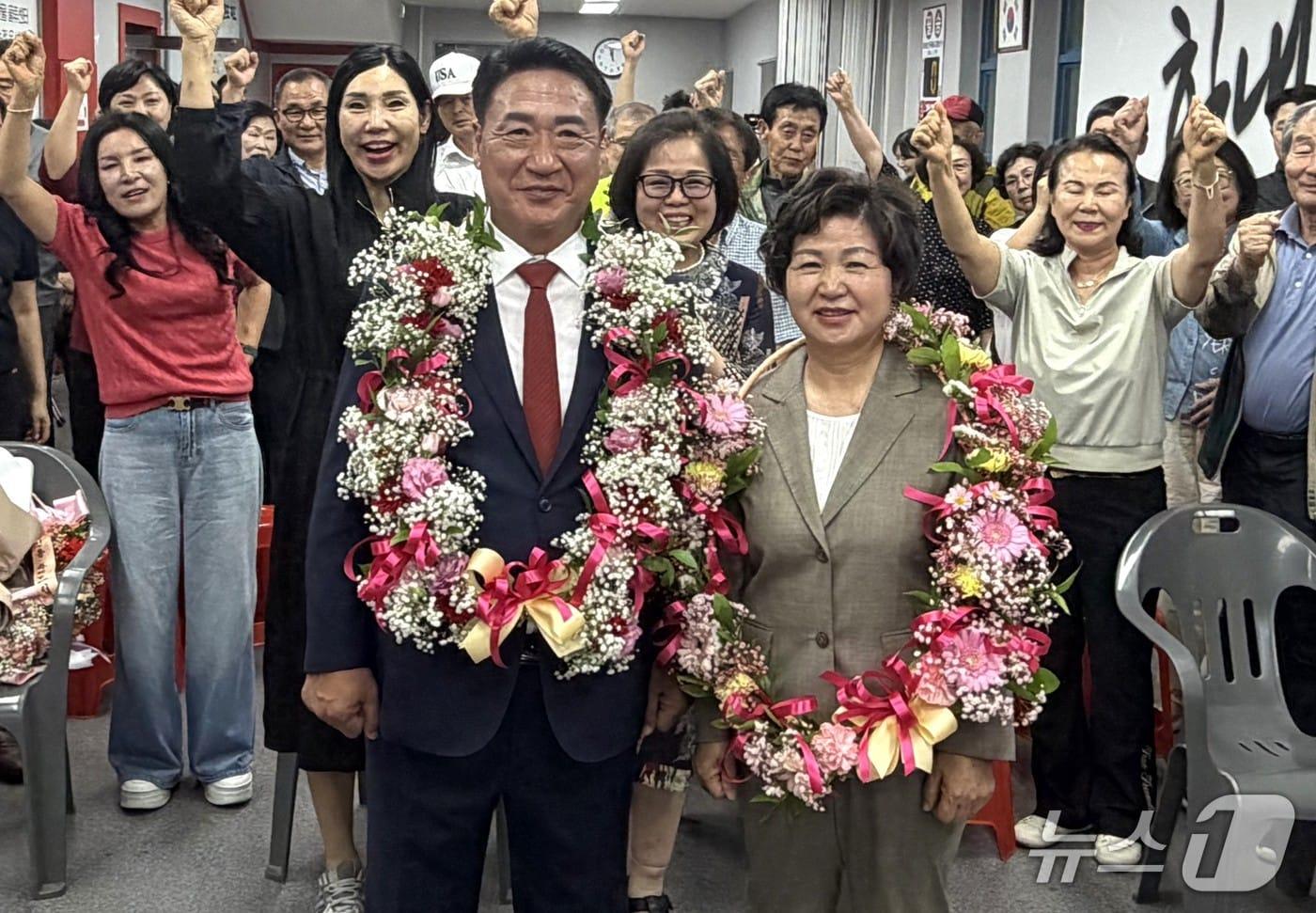 본문 이미지 - 축하 세리머니 하는 정영철 영동군수 당선인.(선거사무소 제공. 재판매 및 DB금지)/뉴스1 