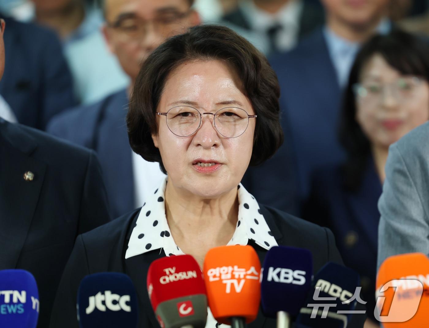 본문 이미지 - 추미애 더불어민주당 경기도지사 후보가 4일 오전 경기 수원시 팔달구 마라톤빌딩에 마련된 선거사무소에서 당선이 확실해지자 소감을 밝히고 있다. 2026.6.4 ⓒ 뉴스1 김영운 기자
