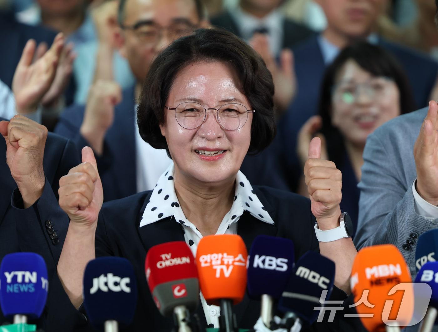 본문 이미지 - 추미애 더불어민주당 경기도지사 후보가 4일 오전 경기 수원시 팔달구 마라톤빌딩에 마련된 선거사무소에서 당선이 확실해지자 환호하고 있다. 2026.6.4 ⓒ 뉴스1 김영운 기자