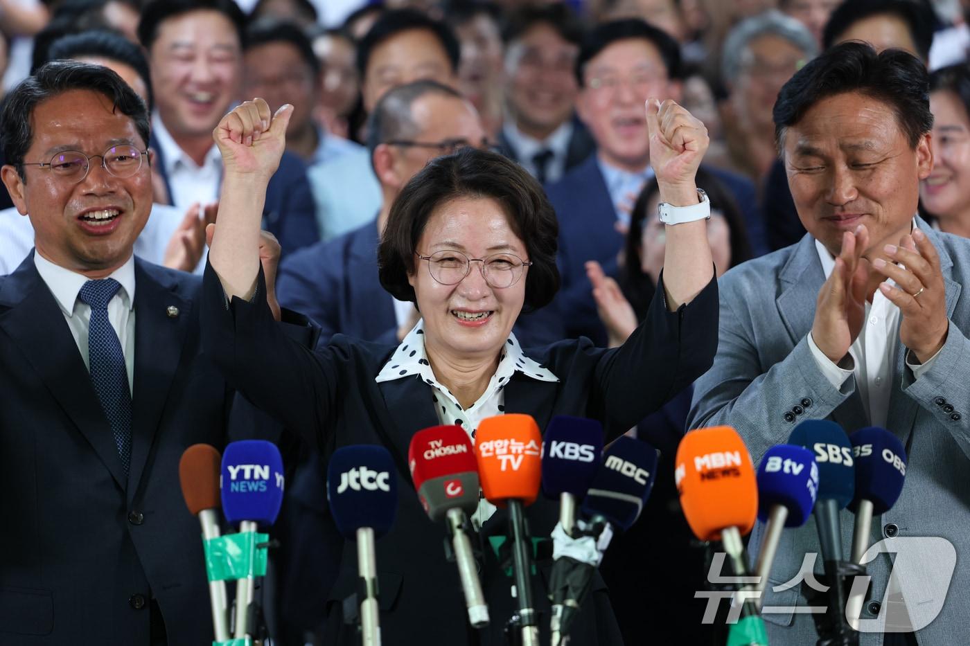 본문 이미지 - 추미애 더불어민주당 경기도지사 후보가 4일 오전 경기 수원시 팔달구 마라톤빌딩에 마련된 선거사무소에서 당선이 확실해지자 환호하고 있다. 2026.6.4 ⓒ 뉴스1 김영운 기자