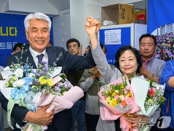 본문 이미지 - 최승준 더불어민주당 민선 9기 강원 정선군수 후보가 지난 3일 선거사무소에서 개표 상황을 지켜본 뒤 당선을 확실시하는 상황을 짚게 되자, 기념 사진을 촬영하고 있다. (독자 제공. 재판매 및 DB금지) 2026.6.4/뉴스1
