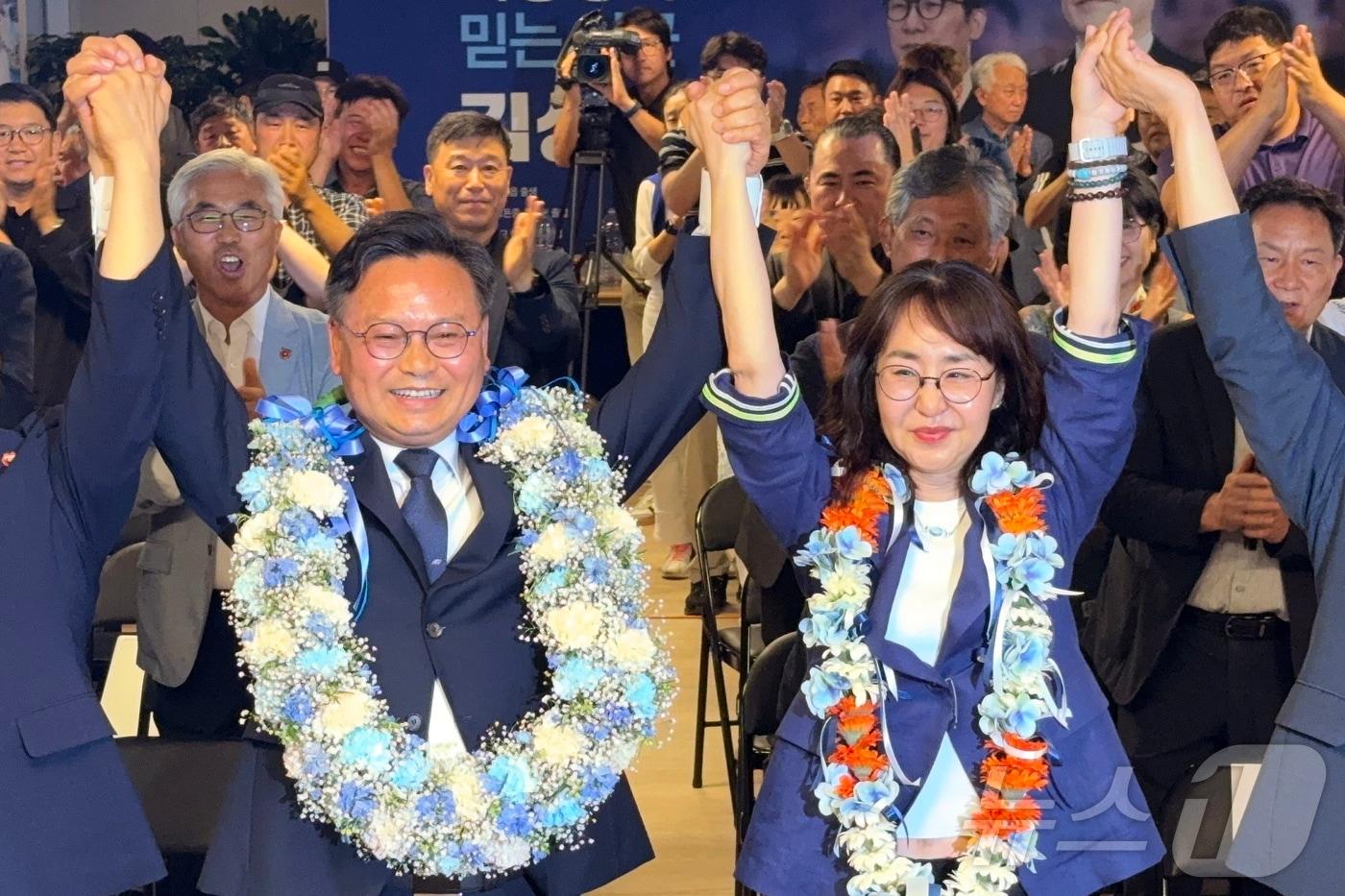 본문 이미지 - 서귀포시 국회의원 보궐선거에 출마한 김성범 더불어민주당 후보가 3일 밤 서귀포시 동홍동 선거사무소에서 당선 확실 소식에 환호하고 있다. 2026.6.4 ⓒ 뉴스1 오미란 기자