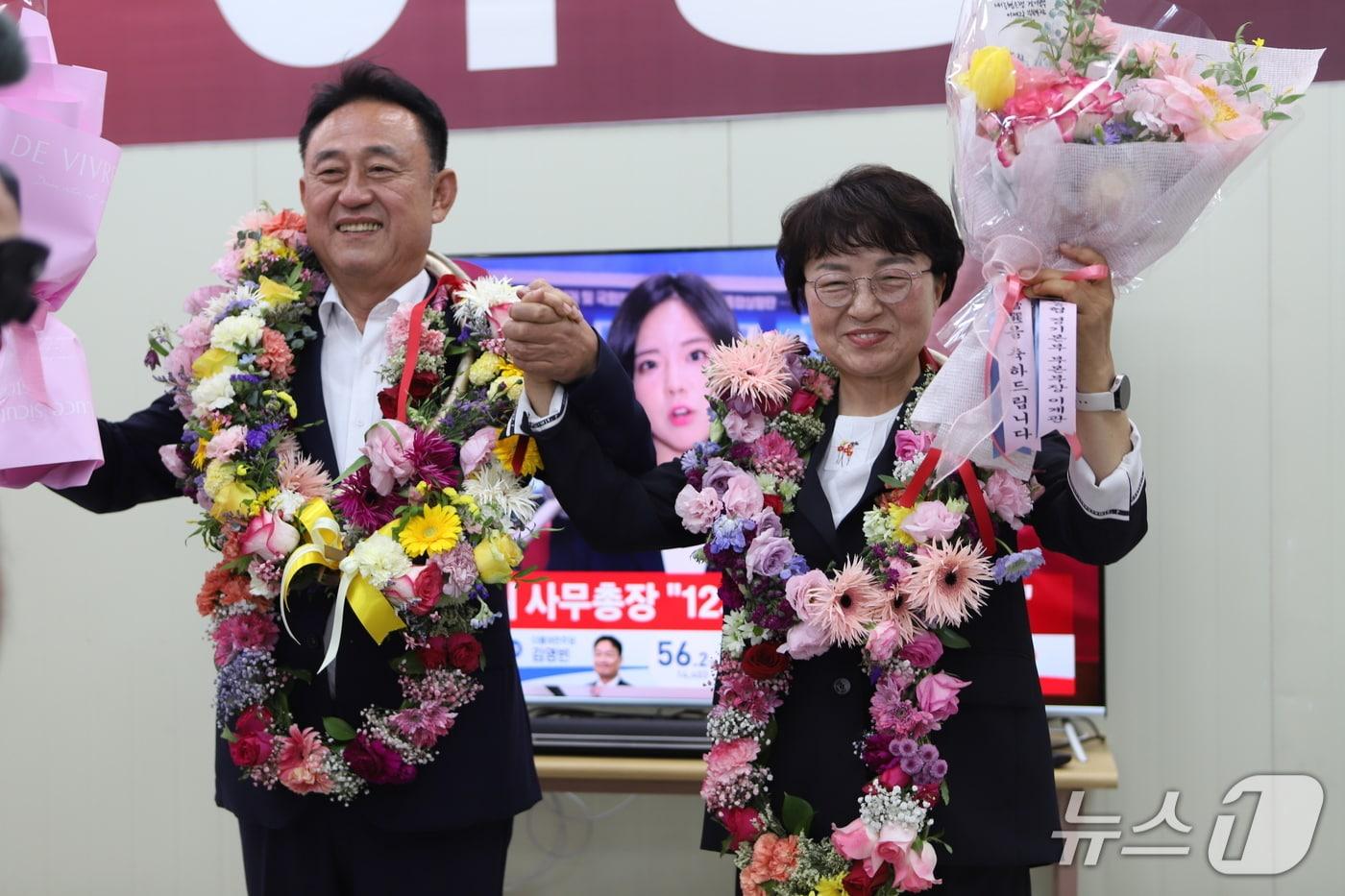 본문 이미지 -  6·3 전국동시지방선거 경기 여주시장 선거에서 승리한 이충우 국민의힘 후보가 4일 선거사무소에서 지지자들의 축하를 받고 있다.(이충우 캠프 제공. 재판매 및 DB 금지)/뉴스1