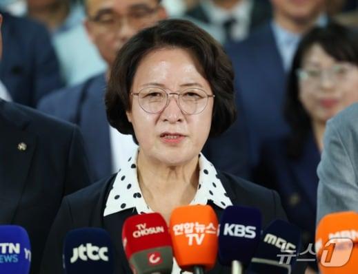 본문 이미지 - 추미애 더불어민주당 경기도지사 후보가 4일 오전 경기 수원시 팔달구 마라톤빌딩에 마련된 선거사무소에서 당선이 확실해지자 소감을 밝히고 있다. 2026.6.4 ⓒ 뉴스1 김영운 기자