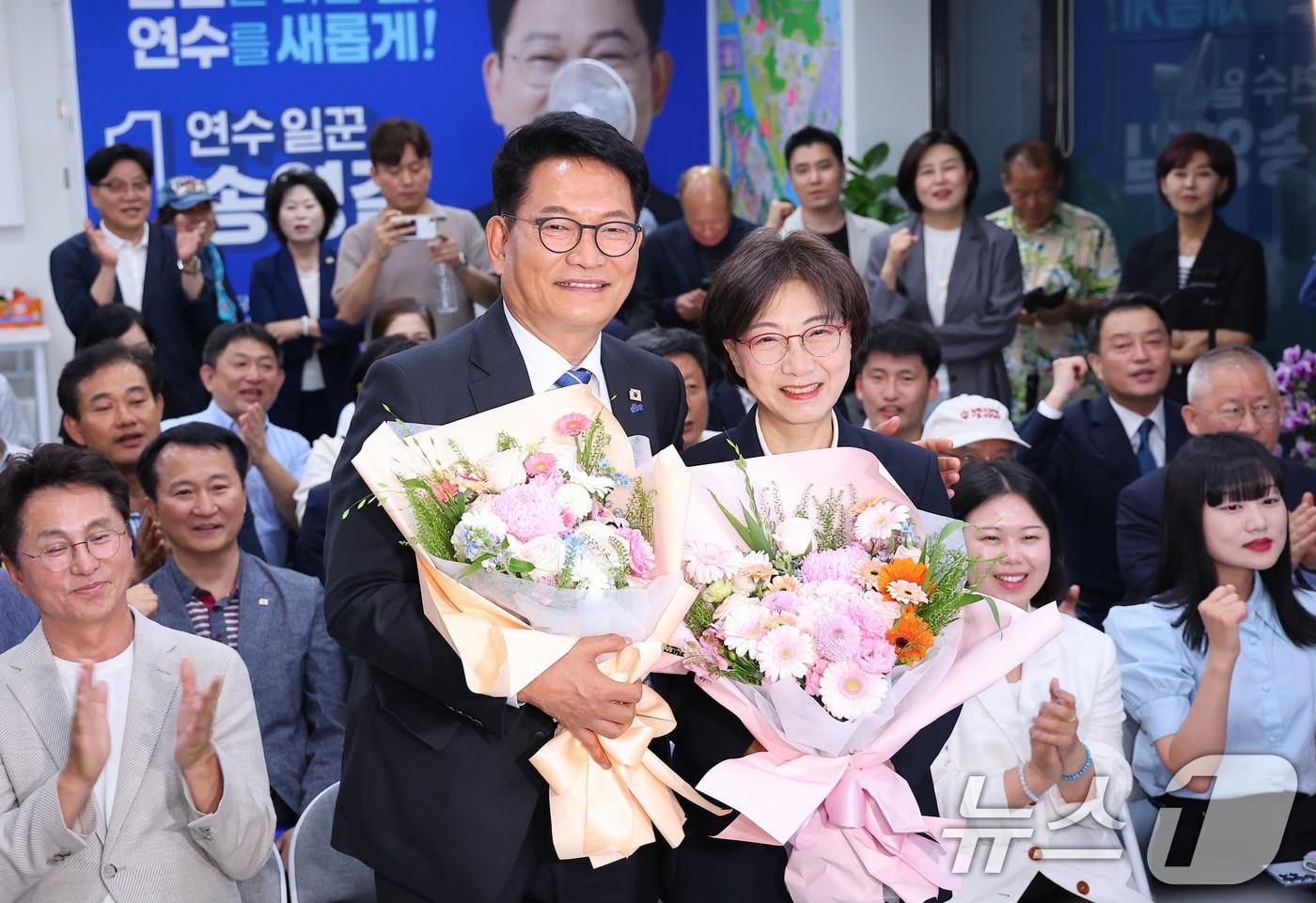 본문 이미지 - 송영길 더불어민주당 인천 연수갑 국회의원 보궐선거 후보가 4일 인천 연수구 선거사무소에서 당선이 확실시 되자 부인 남영신 씨와 함께 축하받고 있다. (공동취재) 2026.6.4 ⓒ 뉴스1 이호윤 기자