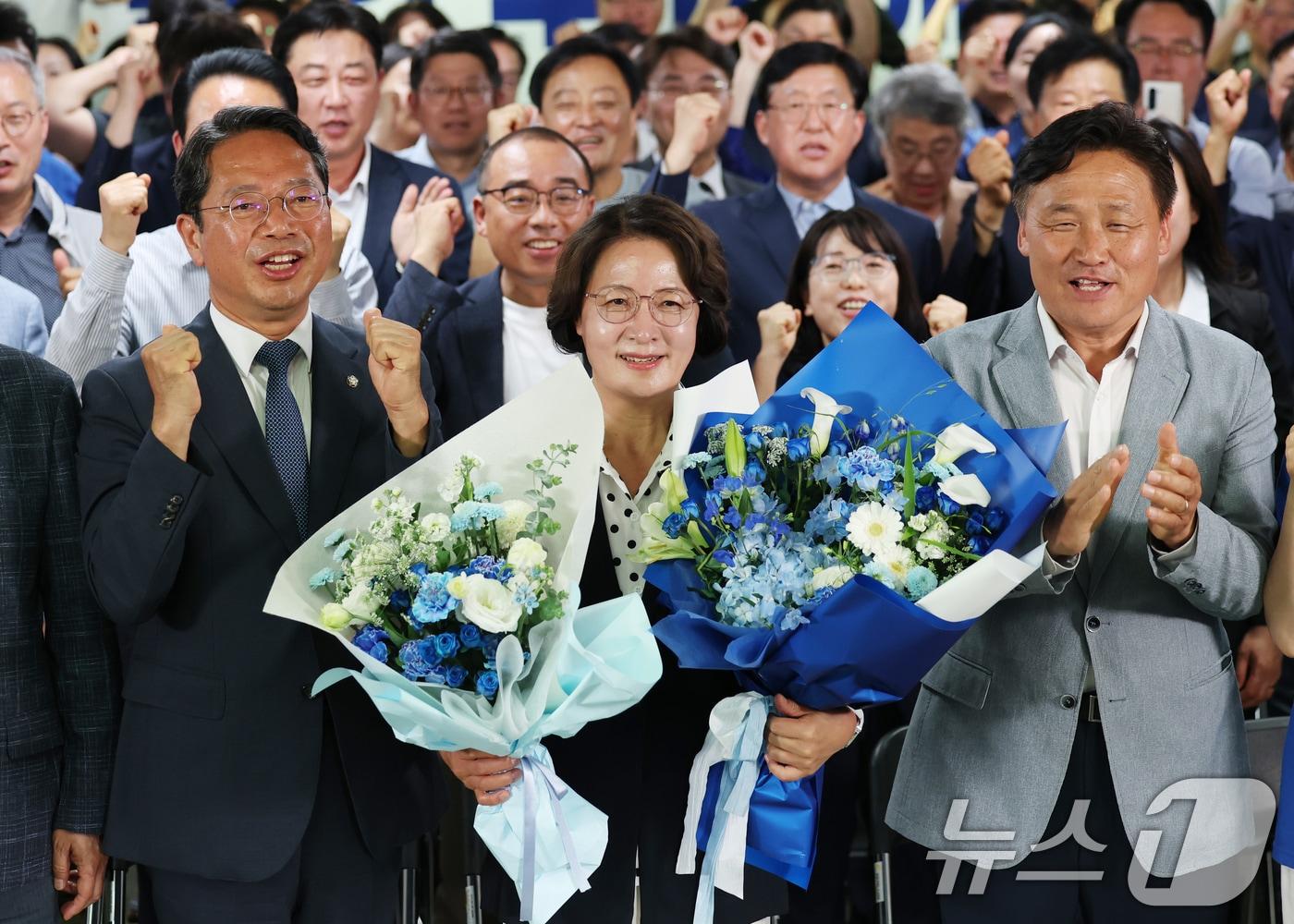 본문 이미지 - 추미애 더불어민주당 경기도지사 후보가 4일 오전 경기 수원시 팔달구 마라톤빌딩에 마련된 선거사무소에서 당선이 확실해지자 환호하고 있다. 2026.6.4 ⓒ 뉴스1 김영운 기자