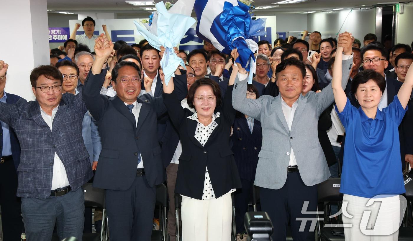 본문 이미지 - 추미애 더불어민주당 경기도지사 후보가 4일 오전 경기 수원시 팔달구 마라톤빌딩에 마련된 선거사무소에서 당선이 확실해지자 환호하고 있다. 2026.6.4 ⓒ 뉴스1 김영운 기자