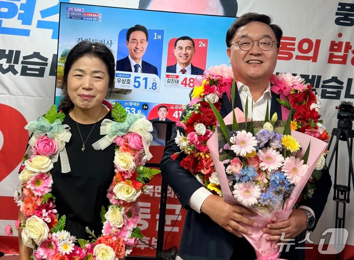 본문 이미지 - 김현수 하동군수 후보가 4일 당선이 확정되자 당선 인사를 하고 있다(김 후보 캠프 제공. 재판매 및 DB금지). 2026.6.4