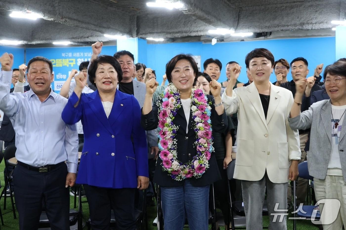 본문 이미지 - 신수정 민주당 전남광주통합특별시 북구청장 후보자가 6·3 지방선거에서 당선을 확실시 하면서 환호하고 있다.(사진=신수정 캠프 제공. 재판매 및 DB 금지)