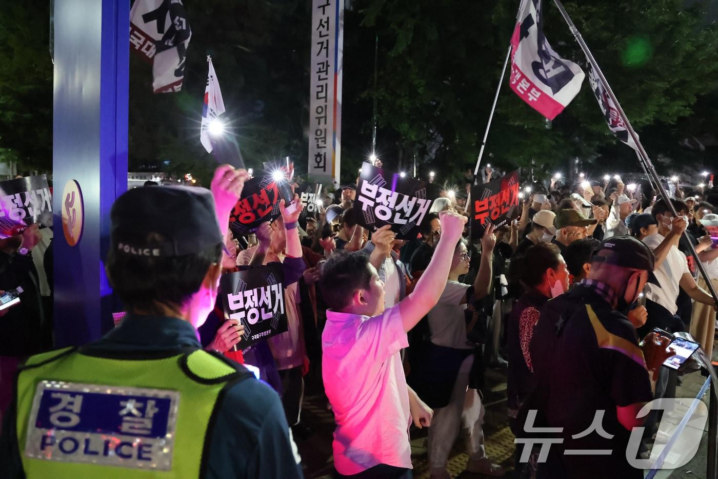 본문 이미지 - 구국대구투쟁본부 회원들이 4일 대구 중구서구선거관리위원회 앞에서 선관위의 6.3 지방선거 투표용지 부족 사태에 항의하는 집회를 하고 있다. (사진은 기사 내용과 무관함) 2026.6.4 ⓒ 뉴스1 신웅수 기자