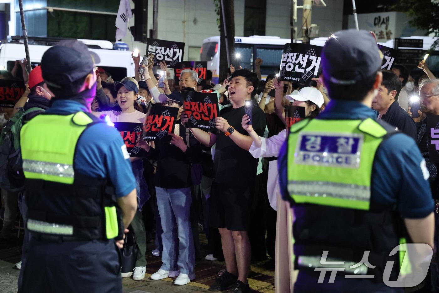 본문 이미지 - 구국대구투쟁본부 회원들이 지난 4일 대구 중구서구선거관리위원회 앞에서 선관위의 6.3 지방선거 투표용지 부족 사태에 항의하는 집회를 하고 있다. (사진은 기사 내용과 무관함) ⓒ 뉴스1 신웅수 기자