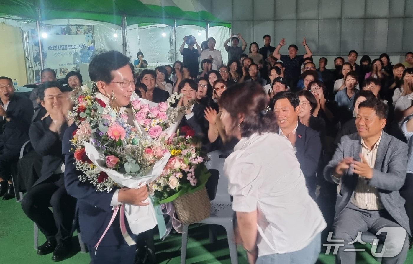 본문 이미지 - 박병규 전남광주통합특별시 광산구청장 민주당 후보자가 당선 확실을 축하하는 꽃다발을 건네 받고 있다.(박병규 캠프 제공. 재판매 및 DB 금지)