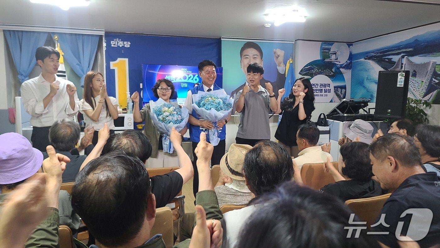본문 이미지 - 함명준 6·3 지방선거 더불어민주당 강원 고성군수 후보가 개표상황을 지켜보다 당선이 유력시 되자 승리 세리머니를 하고 있다.(함명준 후보 캠프 제공, 재판매 및 DB 금지) 2026.6.4/ 뉴스1