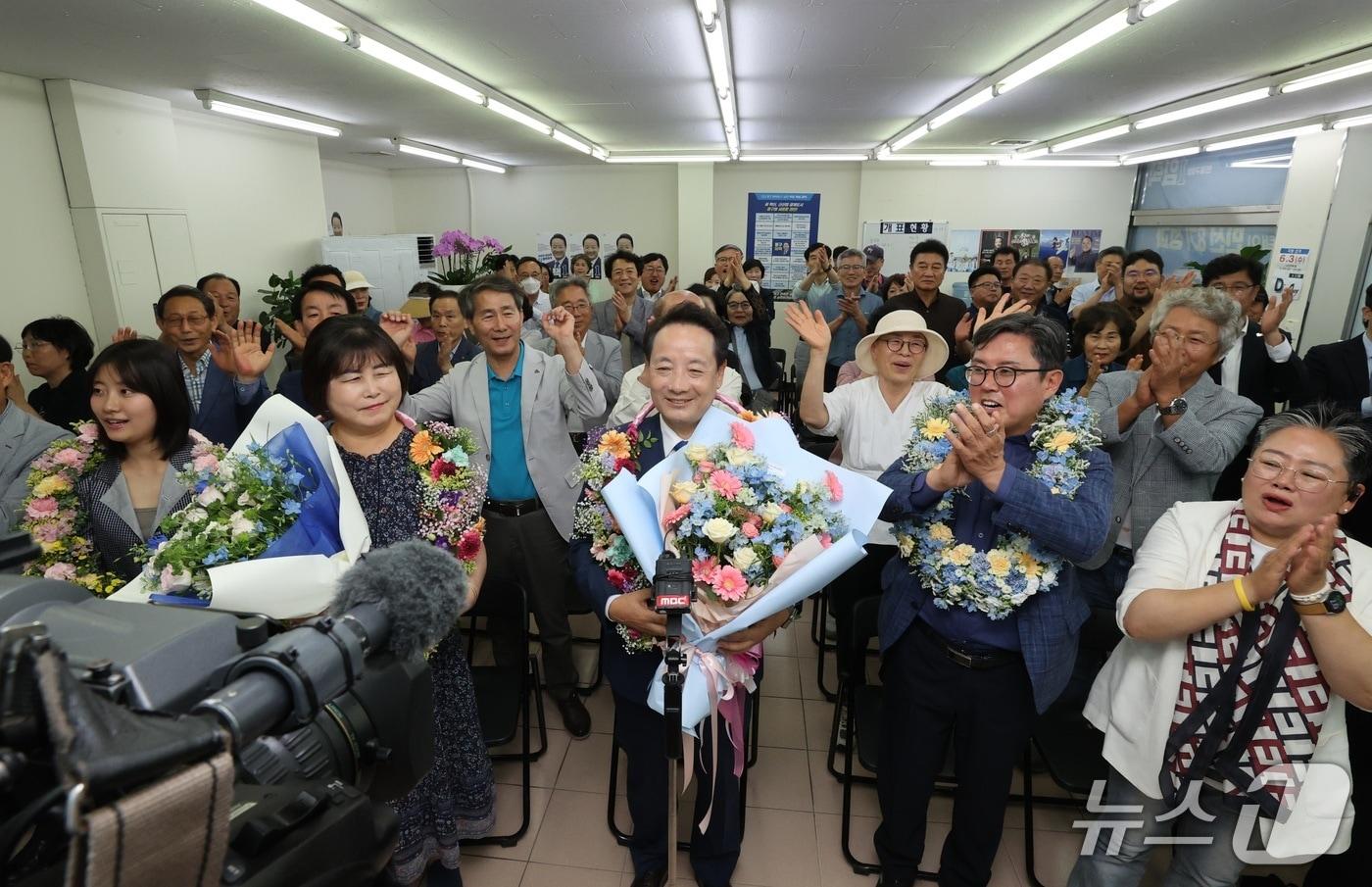 본문 이미지 - 임택 전남광주통합특별시 동구청장 민주당 후보가 지방선거에서 당선이 확실시되자 지지자들과 함께 환호하고 있다.(임택 선거 캠프 제공. 재판매 및 DB 금지)