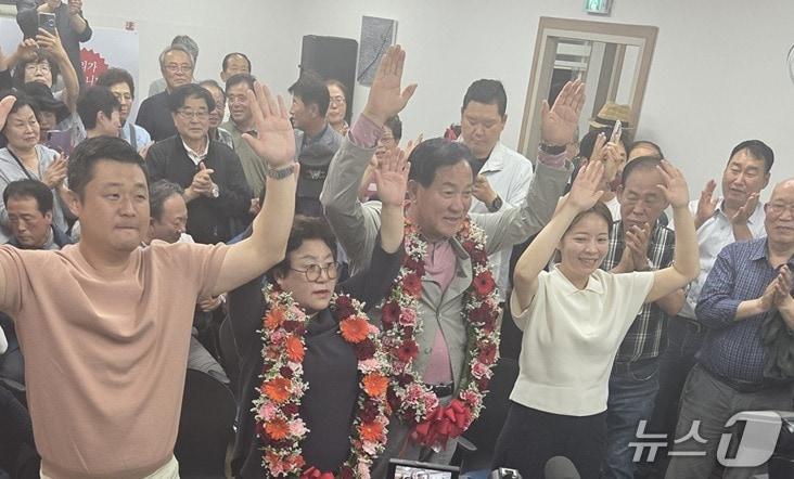 본문 이미지 - 심재국 국민의힘 민선 9기 강원 평창군수 후보가 3일 선거사무소에서 개표 상황을 지켜보다 당선이 확실시 되자 기념 사진을 촬영하고 있다. (심재국 후보 캠프 제공. 재판매 및 DB금지) 2026.6.4/뉴스1