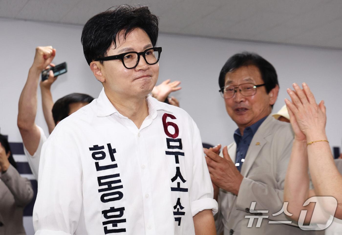 본문 이미지 - 한동훈 무소속 부산 북구갑 국회의원 후보가 3일 오후 부산 북구 선거사무소에 입장하고 있다. 2026.6.4 ⓒ 뉴스1 최지환 기자