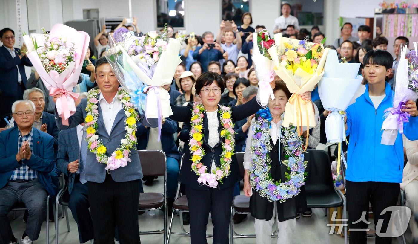 본문 이미지 - 제9회 전국동시지방선거 제주도교육감 선거에 출마한 고의숙 후보(56)가 3일 밤 제주시 삼도1동에 있는 선거사무소에서 당선 확실시 소식이 전해지자 환호하고 있다. 2026.6.4 ⓒ 뉴스1 오미란 기자