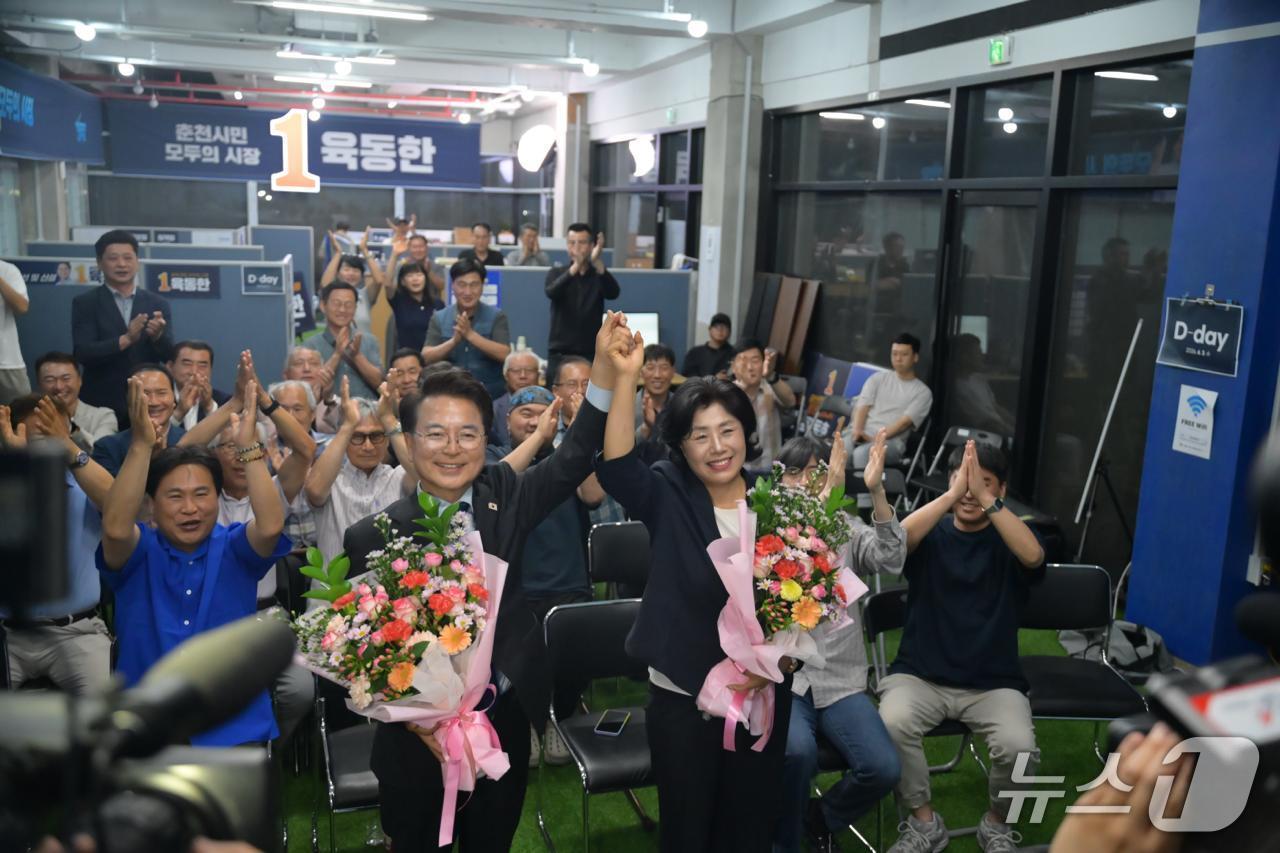 본문 이미지 - 육동한 더불어민주당 춘천시장 후보가 4일 오전 선거사무소에서  개표 상황을 지켜본 뒤 당선이 확실시 되자 배우자 윤일숙 씨와 승리 세리머니를 하고 있다.(육동한 후보 캠프 측 제공, 재판매 및 DB금지)