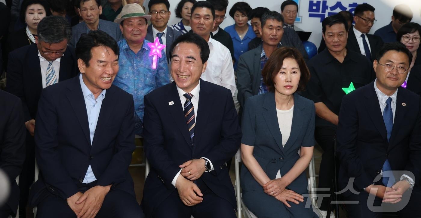 본문 이미지 - 박수현 더불어민주당 충남도지사 후보가 4일 새벽 충남 천안시 선거사무실에서 당선이 유력시 되자 지지자들과 밝은 표정으로 개표 상황을 지켜보고 있다. 2026.6.4 ⓒ 뉴스1 김기남 기자