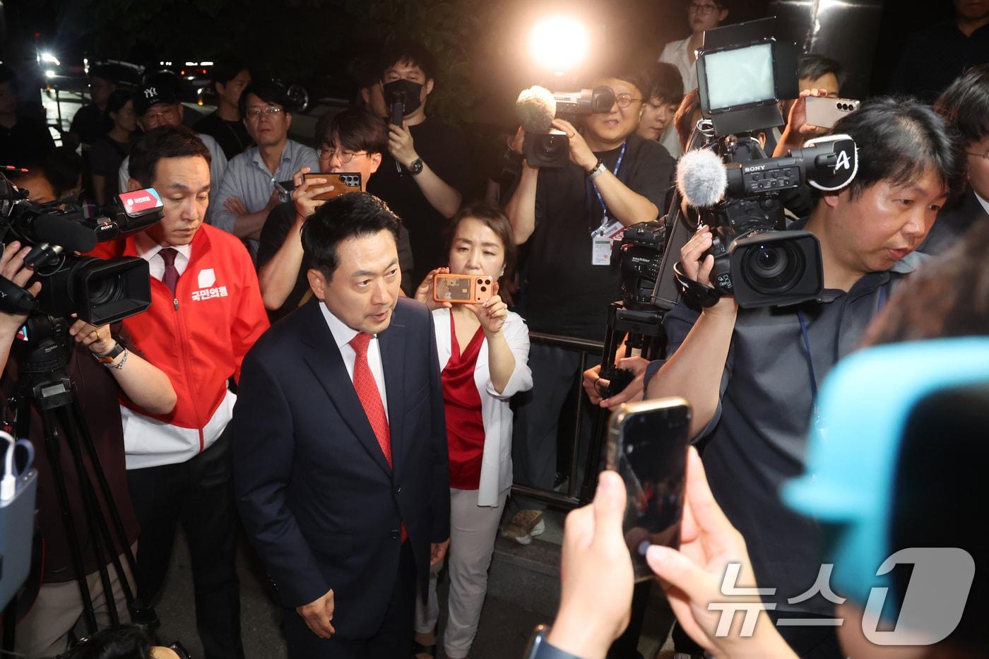 본문 이미지 - 장동혁 국민의힘 상임선거대책위원장이 4일 6.3 지방선거 투표소 용지 부족 사태와 관련해 서울시선거관리위원회로 항의 방문을 위해 들어가고 있다. 2026.6.4 ⓒ 뉴스1 황기선 기자