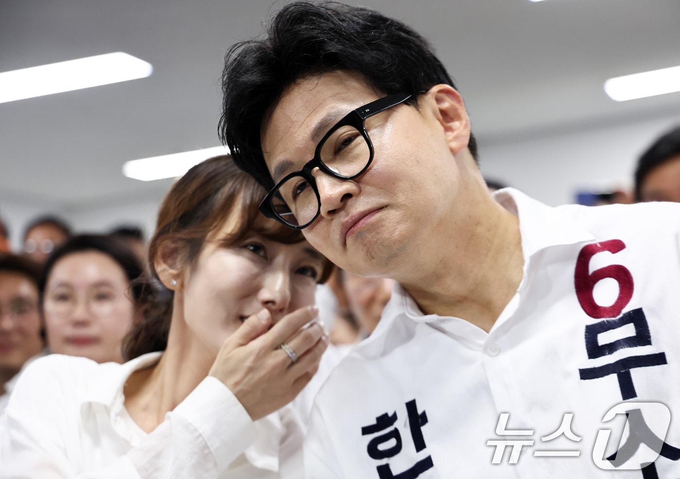 본문 이미지 - 한동훈 무소속 부산 북구갑 국회의원 후보와 부인 진은정 변호사가 4일 새벽 부산 북구 선거사무소에서 개표방송을 지켜보며 대화를 나누고 있다. 2026.6.4 ⓒ 뉴스1 최지환 기자