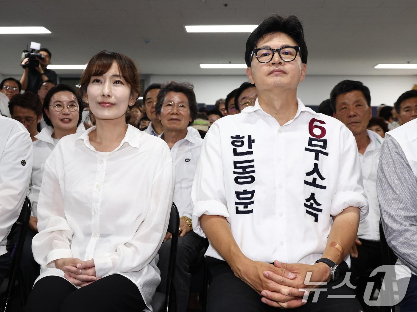 본문 이미지 - 한동훈 무소속 부산 북구갑 국회의원 후보와 부인 진은정 변호사가 4일 새벽 부산 북구 선거사무소에서 개표방송을 지켜보고 있다. 2026.6.4 ⓒ 뉴스1 최지환 기자