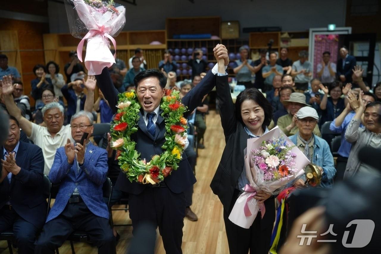 본문 이미지 - 이정학 6·3 지방선거 더불어민주당 강원 동해시장 후보가 개표상황을 지켜보다 당선이 유력시 되자 승리 세리머니를 하고 있다.(이정학 후보 캠프 제공, 재판매 및 DB 금지) 2026.6.4/ 뉴스1