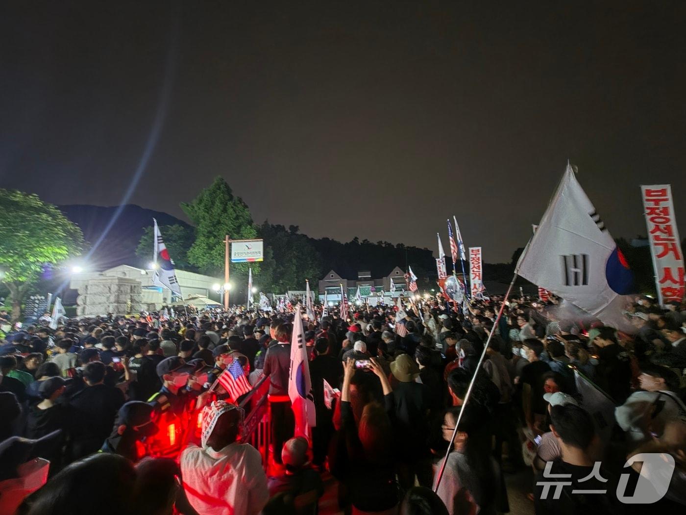 본문 이미지 - 경기도 과천 중앙선거관리위원회 일대 모인 시위대.(독자제공)