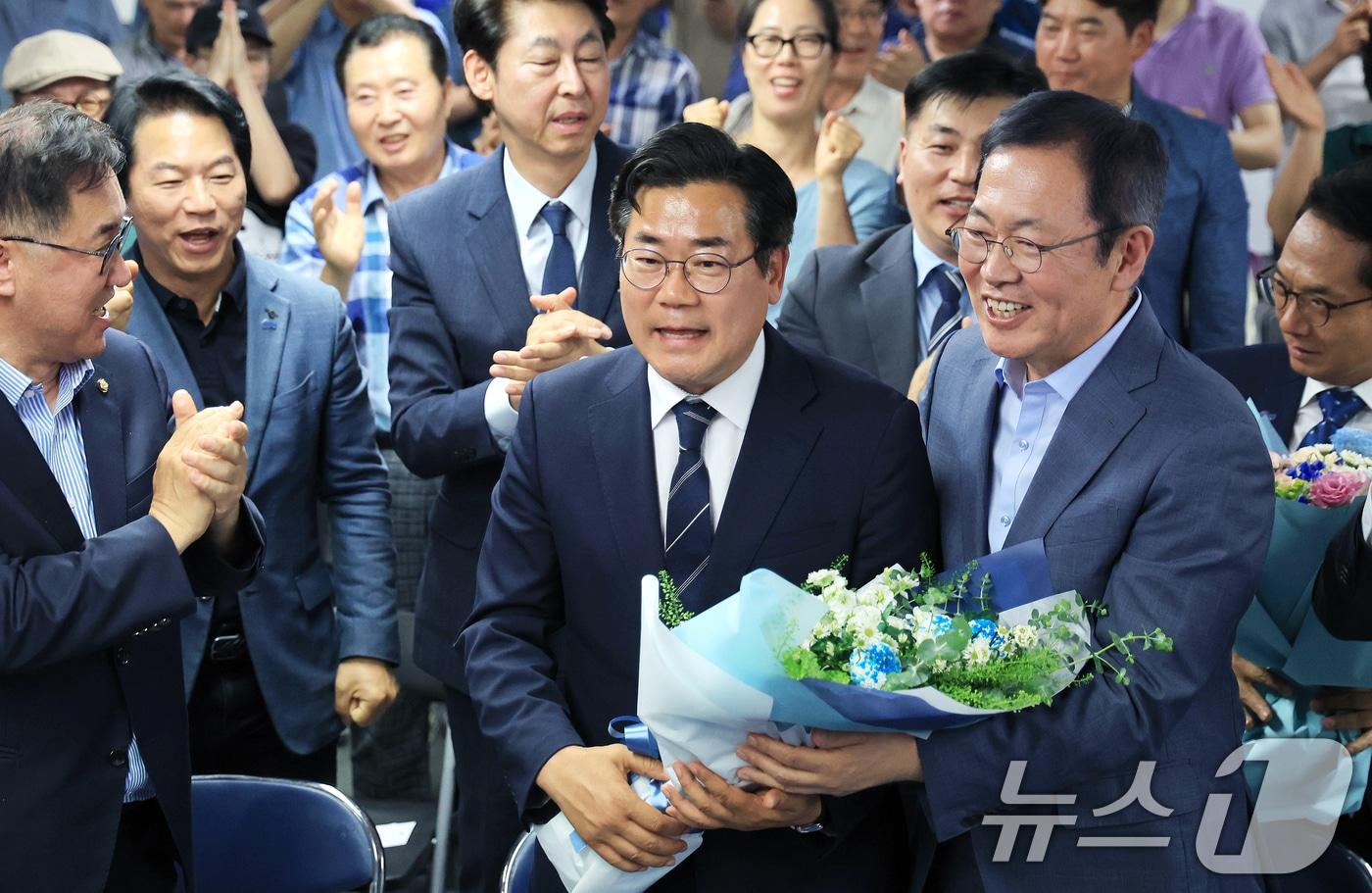 본문 이미지 - 박찬대 더불어민주당 인천시장 후보가 4일 인천 미추홀구 선거사무소에서 당선이 유력해지자 당원들에게 축하받고 있다. 2026.6.4 ⓒ 뉴스1 이호윤 기자