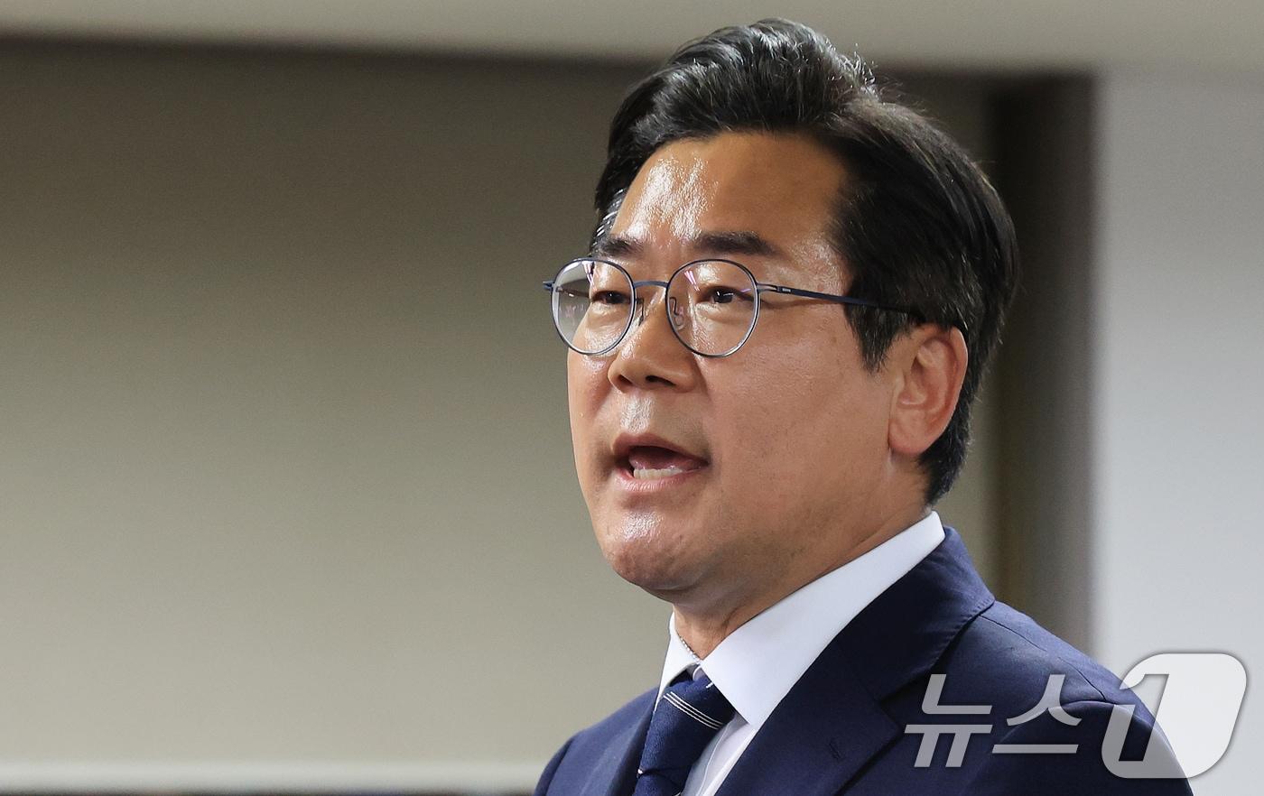본문 이미지 - 박찬대 더불어민주당 인천시장 후보가 4일 인천 미추홀구 선거사무소에서 당선이 유력해지자 소감을 밝히고 있다. 2026.6.4 ⓒ 뉴스1 이호윤 기자