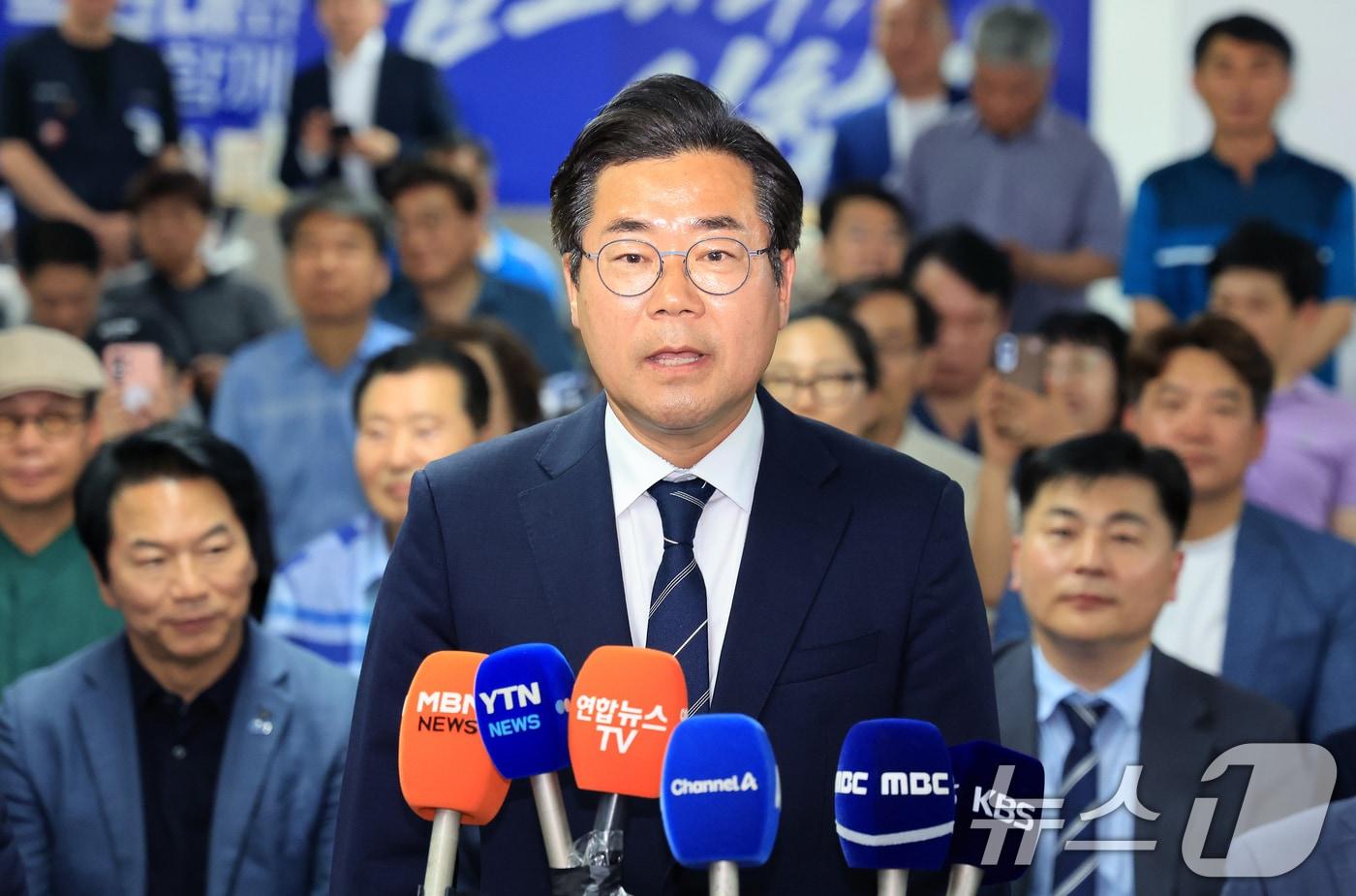 본문 이미지 - 박찬대 더불어민주당 인천시장 후보가 4일 인천 미추홀구 선거사무소에서 당선이 유력해지자 소감을 밝히고 있다. 2026.6.4 ⓒ 뉴스1 이호윤 기자
