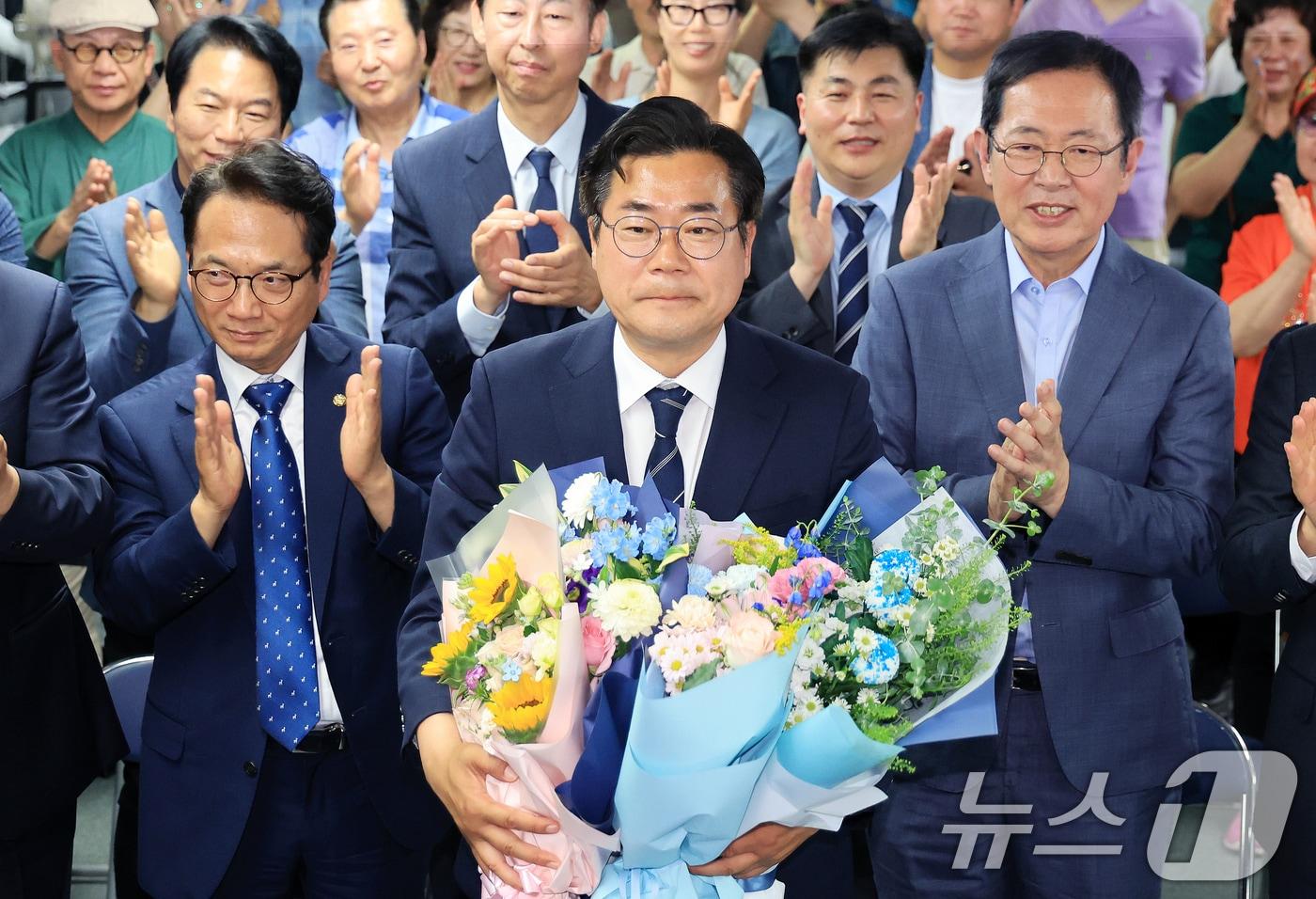 본문 이미지 - 박찬대 더불어민주당 인천시장 후보가 4일 인천 미추홀구 선거사무소에서 당선이 유력해지자 당원들에게 축하받고 있다. 2026.6.4 ⓒ 뉴스1 이호윤 기자