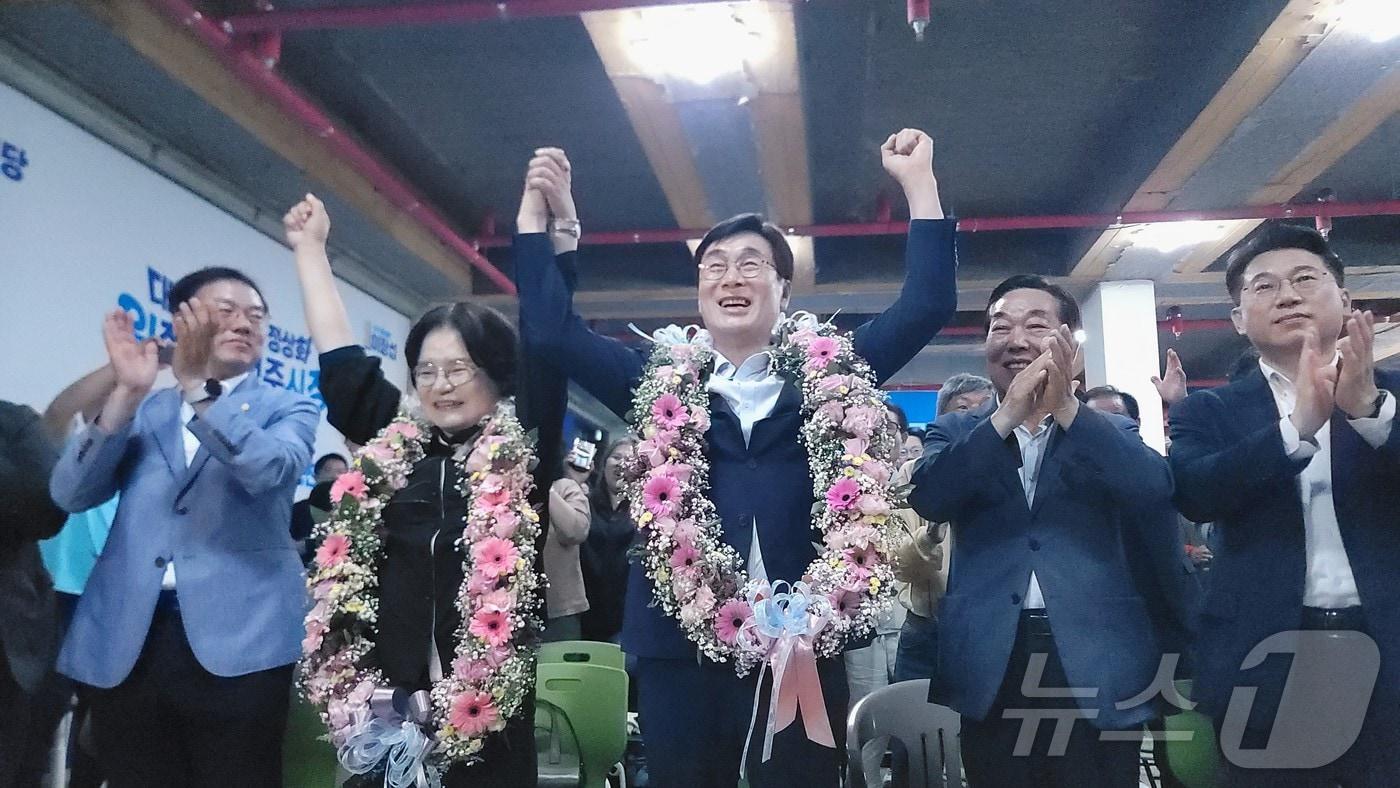 본문 이미지 - 이장섭 더불어민주당 청주시장 후보가 4일 새벽 청주시 상당구 방서동 선거사무소에서 당선이 확실시되자 세리머니하고 있다. 2026.6.4 ⓒ 뉴스1 임양규 기자
