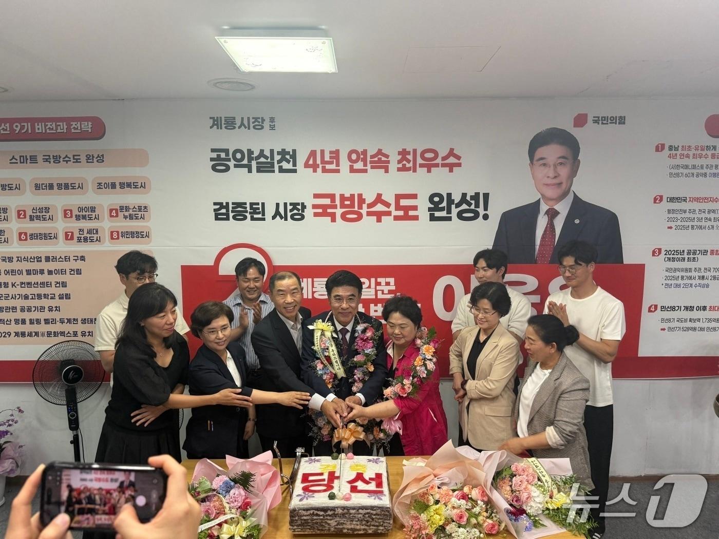 본문 이미지 - 이응우 계룡시장 당선인 축하 케이크 커팅을 하고있다.(후보 캠프 제공. 재판매 및 DB금지)