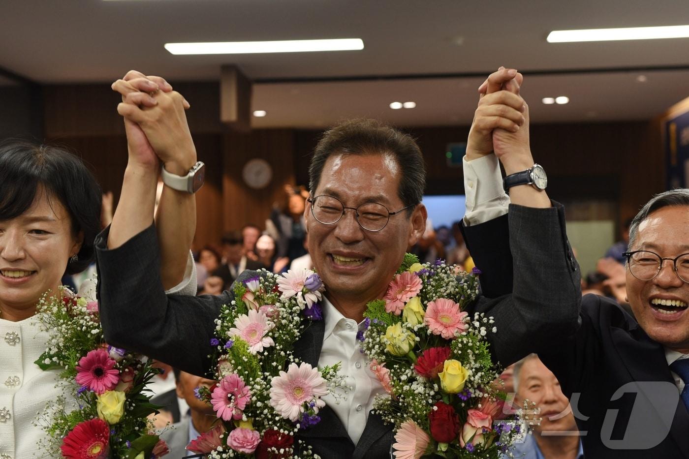 본문 이미지 - 손훈모 더불어민주당 순천시장 후보가 4일 6·3 지방선거에서 당선이 확실시되자 캠프에서 꽃목걸이를 걸고 환호하고 있다. 2026.6.4 ⓒ 뉴스1 김성준 기자