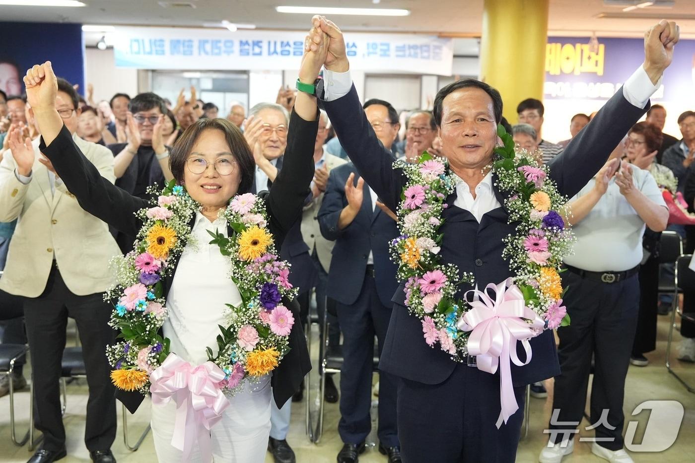 본문 이미지 - 조병옥 민주당 음성군수 후보가 3일 선거사무소에서 당선이 확실시되자 지지자들과 환호하고 있다.(조병옥 캠프 제공. 재판매 및 DB금지)
