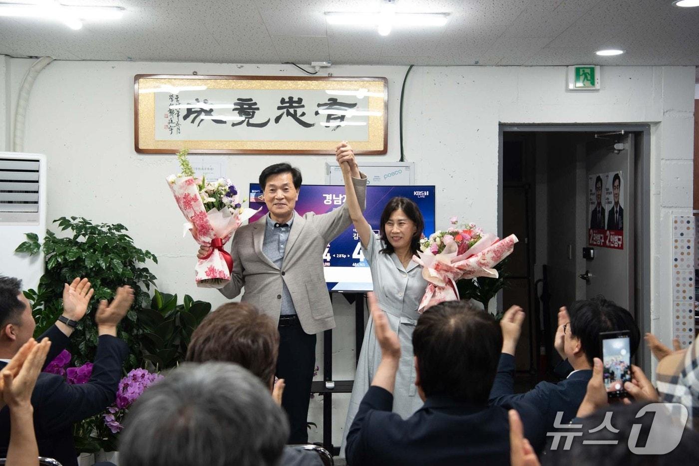 본문 이미지 - 안병구 국민의힘 밀양시장 후보가 4일 당선이 확정되자 자신의 선거 사무소에서 지지자들에게 축하받고 있다.(안 후보 선대위 제공.)