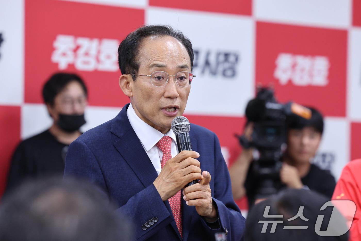 본문 이미지 - 추경호 국민의힘 대구시장 후보가 4일 대구 수성구에 마련된 자신의 선거사무소에서 개표 상황에 대한 입장을 밝히고 있다. 2026.6.4 ⓒ 뉴스1 신웅수 기자