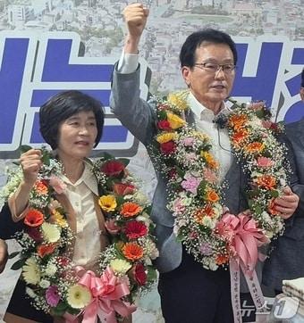 본문 이미지 - 이홍기 무소속 거창군수 당선인이 4일 캠프 사무실에서 당선을 축하하고 있다(이 후보 캠프 제공. 재판매 및 DB금지).