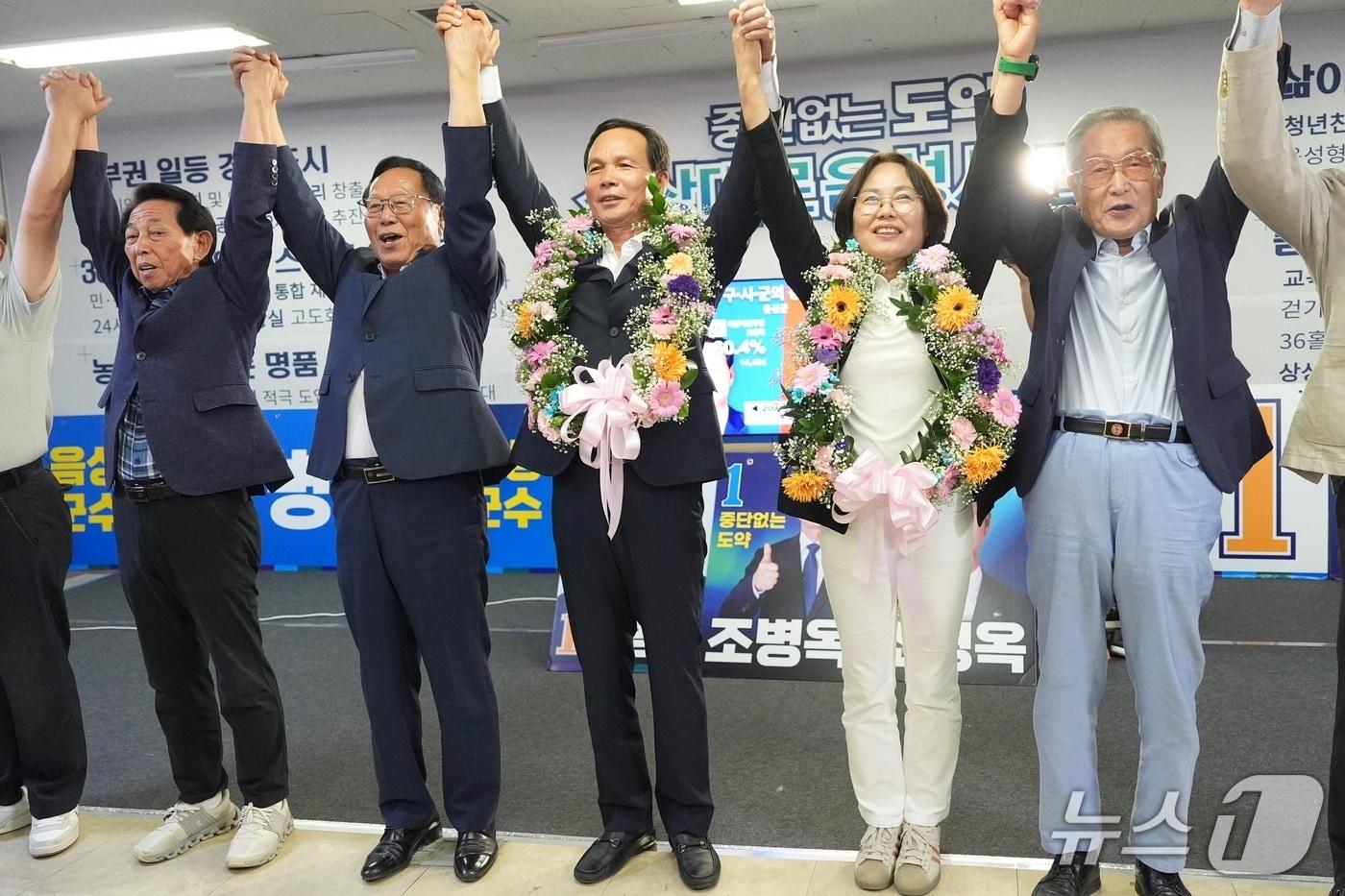 본문 이미지 -  맹정섭 민주당 충주시장 후보가 3일 선거사무소에서 당선이 확실시 되자 지지자들과 환호하고 있다.(맹정섭 캠프 제공. 재판매 및 DB금지)