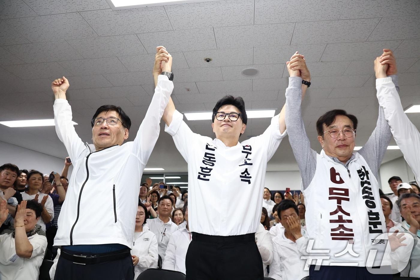 본문 이미지 - 한동훈 무소속 부산 북구갑 국회의원 후보가 4일 새벽 부산 북구 선거사무소에서 당선이 확정되자 서병수 명예 선대위원장 등과 손을 맞잡아 들고 있다. 2026.6.4 2026.6.4 ⓒ 뉴스1 최지환 기자