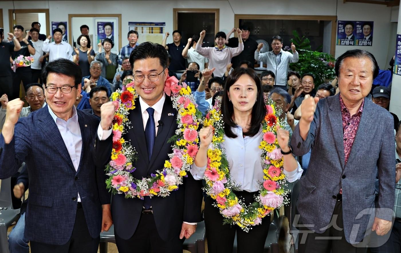 본문 이미지 - 김명식 진천군수 후보가 당선이 확정된 뒤 꽃다발을 받고 기뻐하고 있다.2026.06.03 ⓒ 뉴스1 이성기 기자