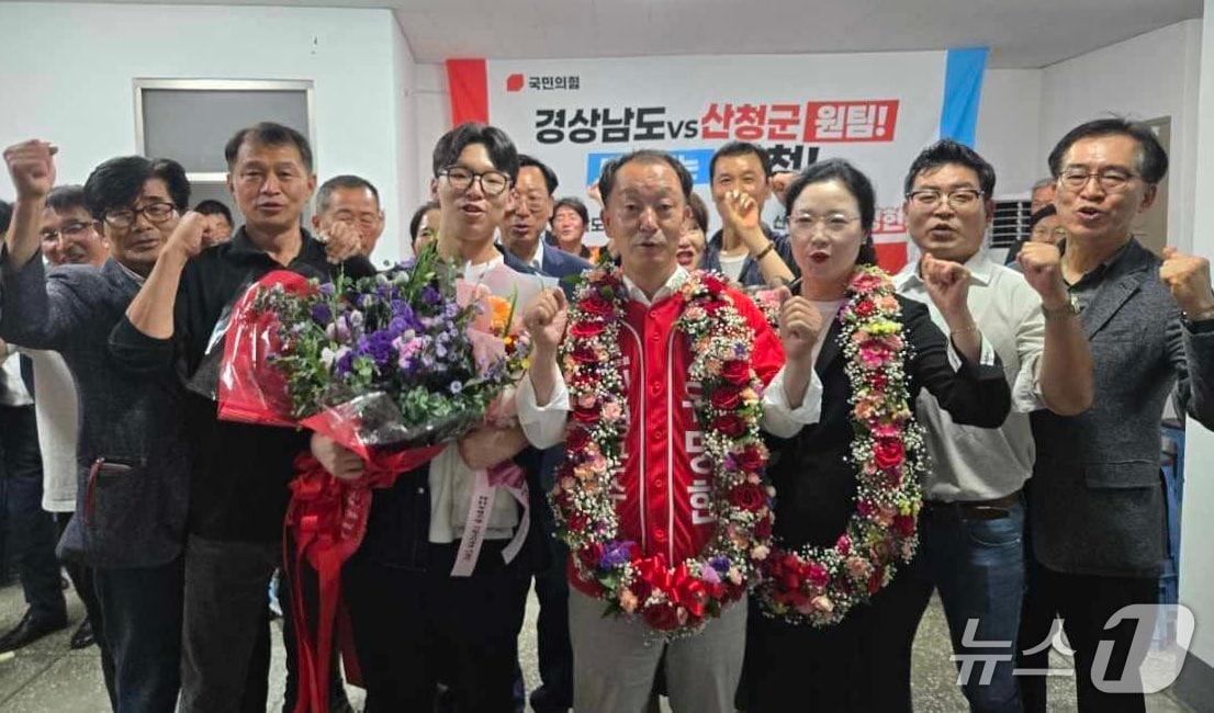 본문 이미지 - 유명현 산청군수 당선인이 4일 선거 캠프 관계자들과 당선을 축하하고 있다(유 후보 캠프 제공. 재판매 및 DB금지).