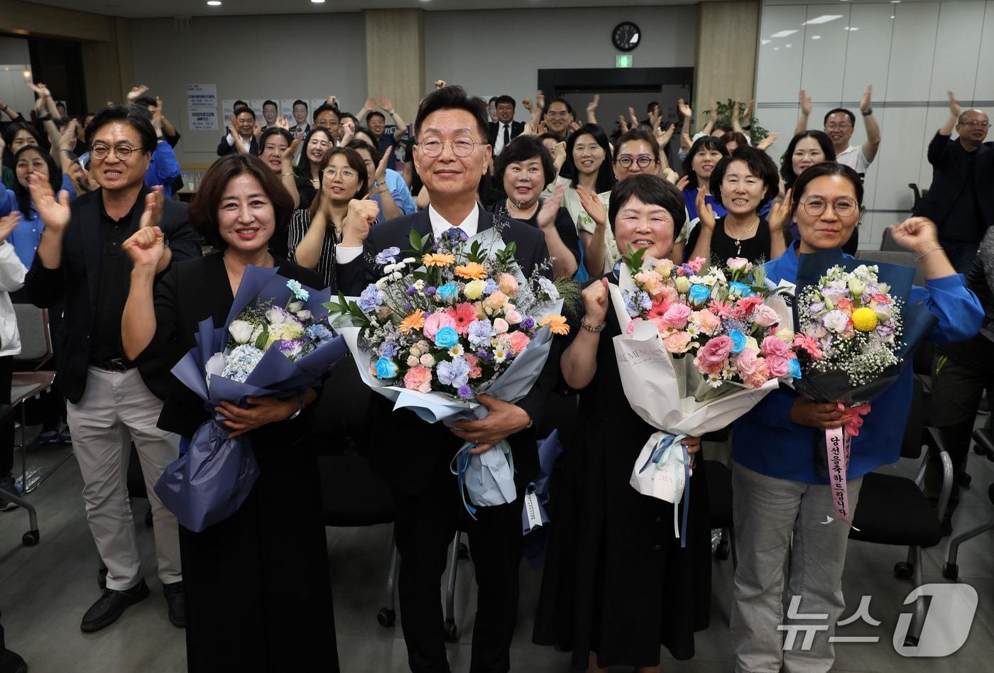 본문 이미지 - 김제선 대전 중구청장 당선인이 꽃다발을 들고 환호하고 있다.(후보 캠프 제공. 재판매 및 DB금지)/뉴스1